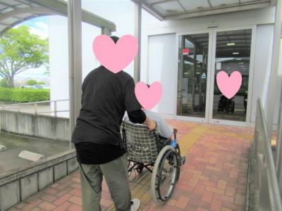 作業活動での車いす操作練習でスロープを上っています