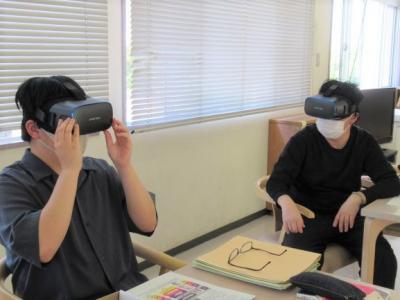 生活向上ゼミで防災映像のVRを装着しています