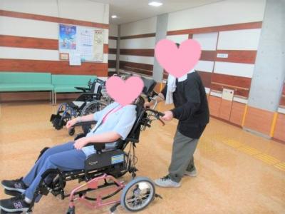 作業活動での車いす操作練習でシートを倒しています