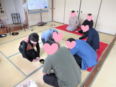 デイケアの和室で茶道をしています