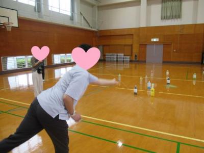体育館でモルックをしています