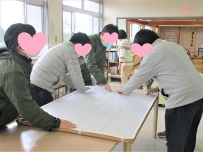 協働プログラムで障子の張替をしています