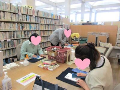 県立図書館で返却書籍の拭き上げ