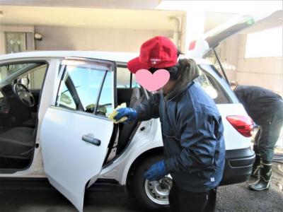 就労コースの洗車活動で隅々まで拭き上げをします