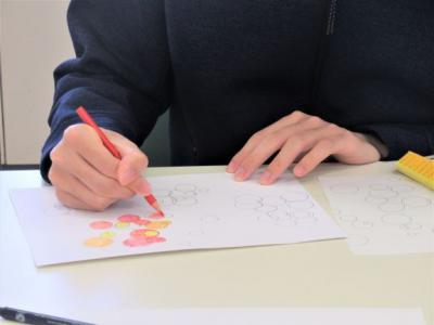 絵画クラブで図形を用いた絵を描いています