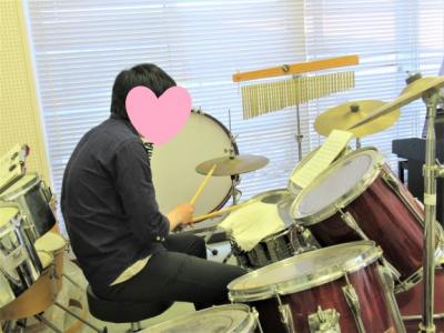 デイケアの音楽室でドラム演奏をしています