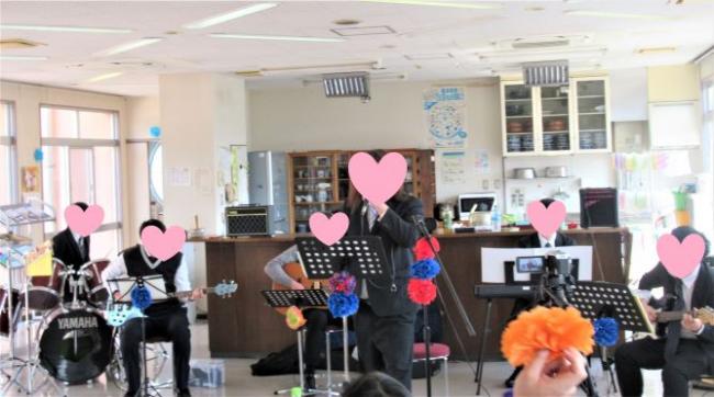 デイケアの卒業式で有志によるバンド演奏を行いました