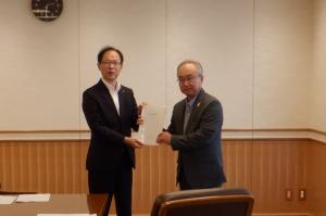 報告書提出の様子