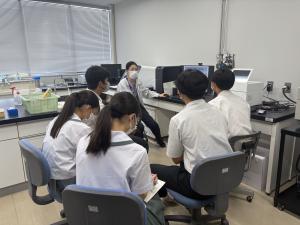微生物担当説明の様子