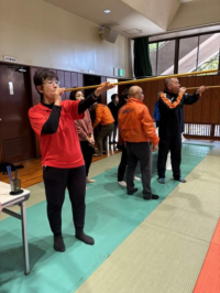 生涯スポーツ協会指導者等派遣事業（スポーツウェルネス吹矢）の様子