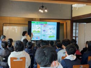 景観副読本を用いた授業を受ける児童