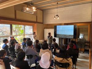 撮影したお気に入りの景観の写真を紹介する様子