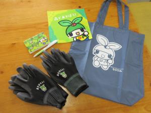 ノベルティグッズ（エコバッグ、軍手のMとLサイズ、タオルハンカチ、メモ帳、ボールペン）がすべて載っている画像