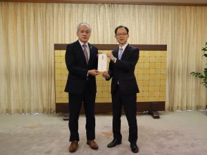 義援金贈呈の様子