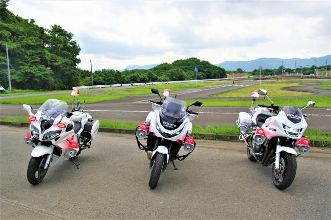 白バイ３台
