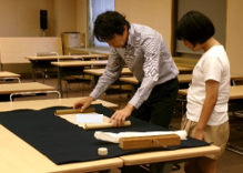古文書を見せてもらっている様子