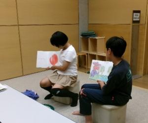 読み聞かせの練習をする様子
