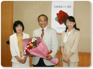 バラの栽培農家から広瀬知事へ、バラの花束をプレゼント