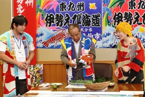 伊勢えびをさばく知事