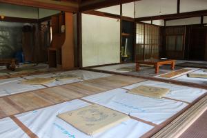 床上浸水による湿気で冬場までたたみを敷くことができない広間