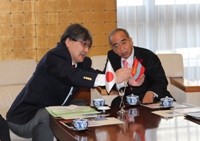 モンゴル国旗について説明を受ける知事