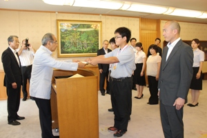 県賞詞を授与する知事