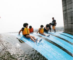 子どもたちの川遊び2