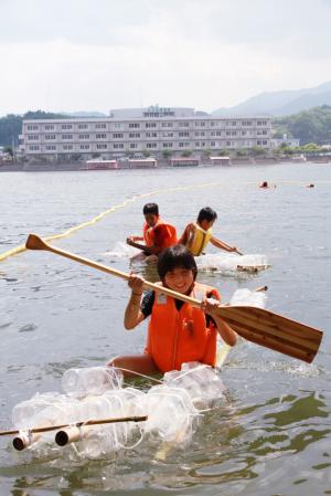 子どもたちの川遊び3