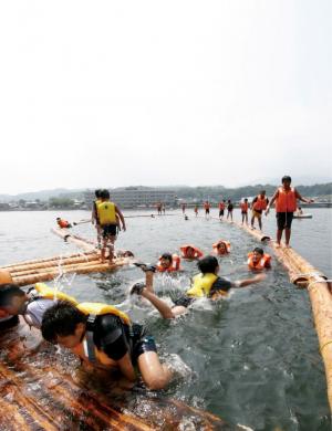 子どもたちの川遊び4