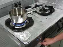 コンロに油を入れた鍋をかける様子