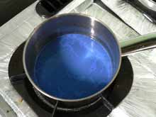 クレヨンを溶かした油の様子