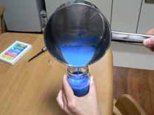 油を鍋からビンに移す様子