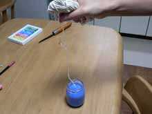 たこ糸を垂らす様子