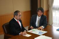 知事に説明している様子