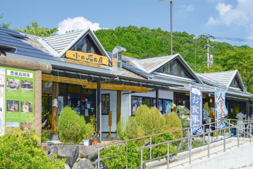 小の岩の庄外観