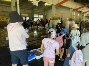 魚市場を見学する小学生の皆様