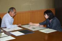 知事に説明している様子