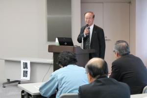 吉田顧問の講演の写真です。